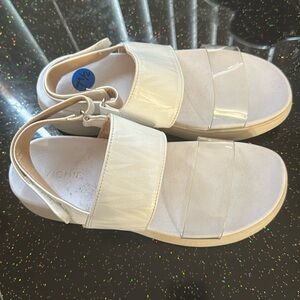 Very beautiful light sandals, Vionic